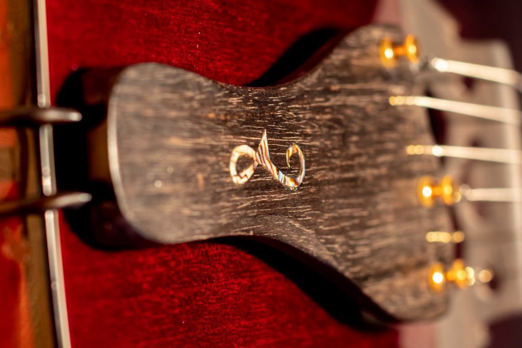 Aleksi Ojala Instruments logo, soitinrakentaja, soitin rakentaja, soitinhuoltaja, soitin huoltaja, soitinkorjaaja, soitin korjaaja, joensuu, perussäädöt, nauhojen hionta, nauhojen vaihto, mikkien vaihto, customkitara, custom kitaramikit, kitarahuolto, kitara huolto, akustinen kitara huolto