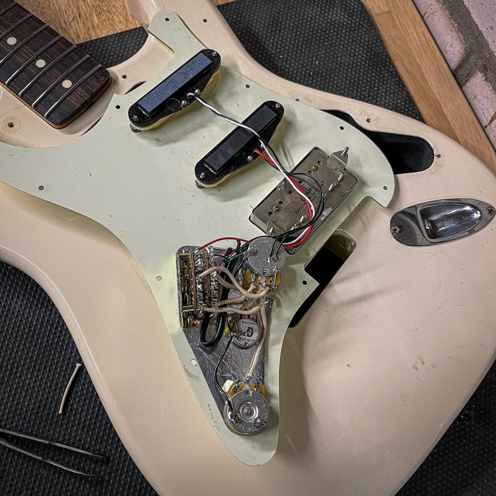 Soitinhuolto ja sähkötyöt Joensuussa, guitarwiring, kitara sähkötyöt, suhrpickups, suhrmikit, fender, loothing, soitinkorjaus, kitarankorjaus, aleksiojalainstruments, joensuu, soitin korjaus, soitin huolto, kitaran korjaus