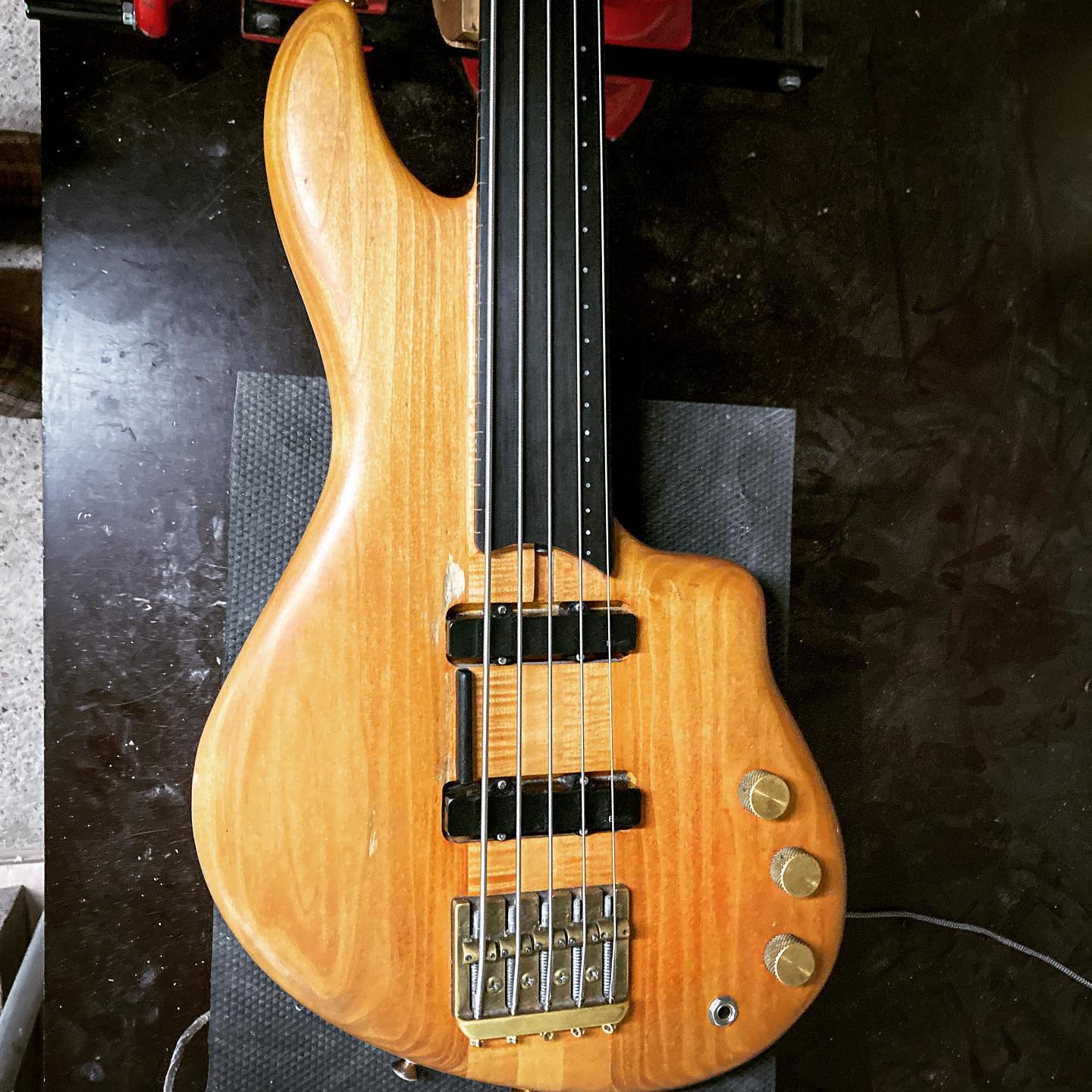 fbassinc, bassrepair, instrumentrepair, fretlessbass, soitinkorjaus, kitaratohtor, aleksiojalainstruments, basson korjaus, nauhaton basso, instrumentin korjaus